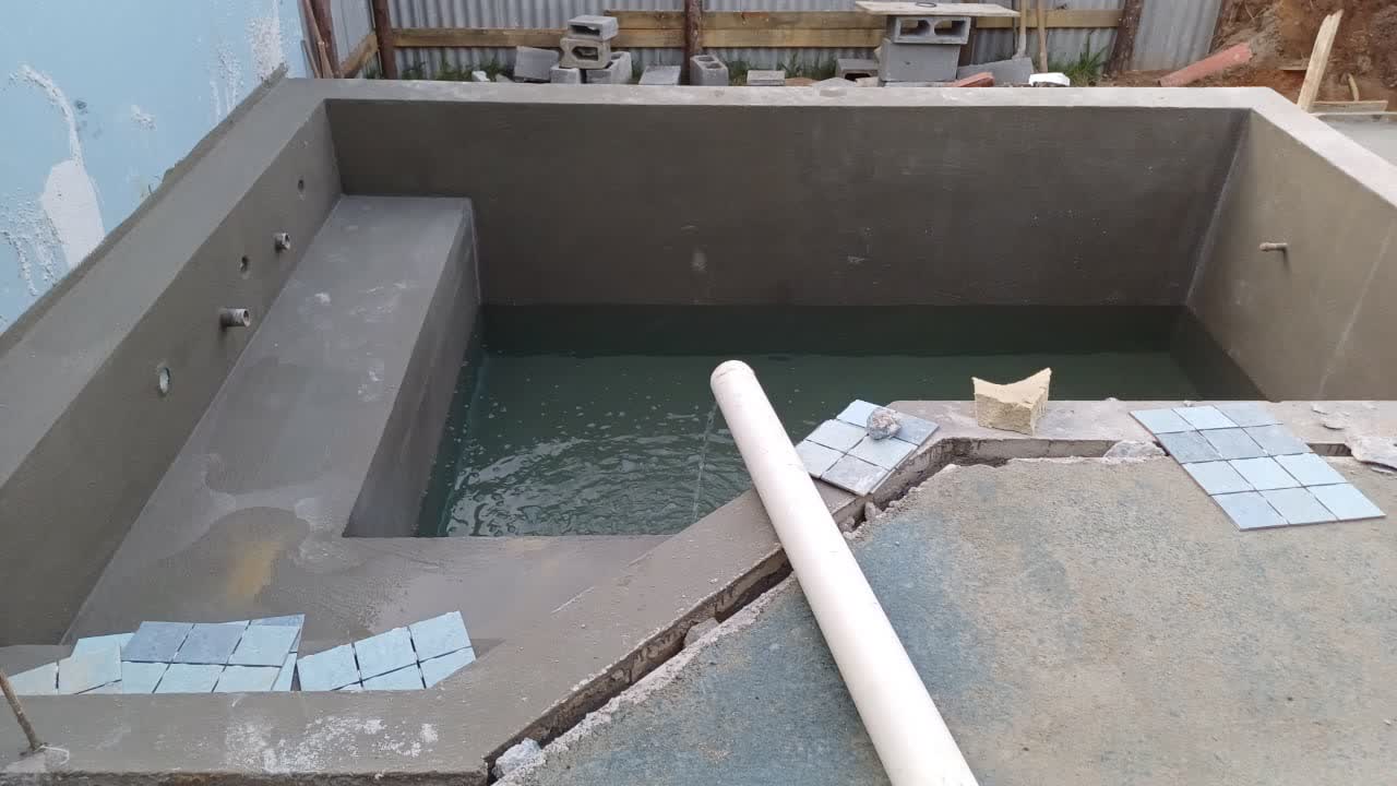 Obra em piscina residencial executada pela Valuà Engenharia