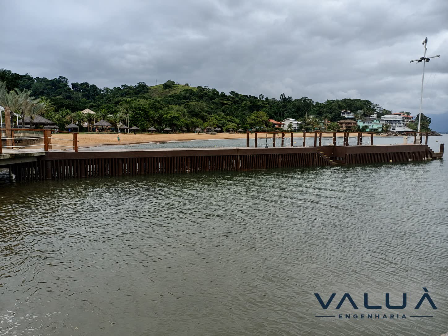 Deck e píer à beira-mar, obra de reforma da Valuà Engenharia